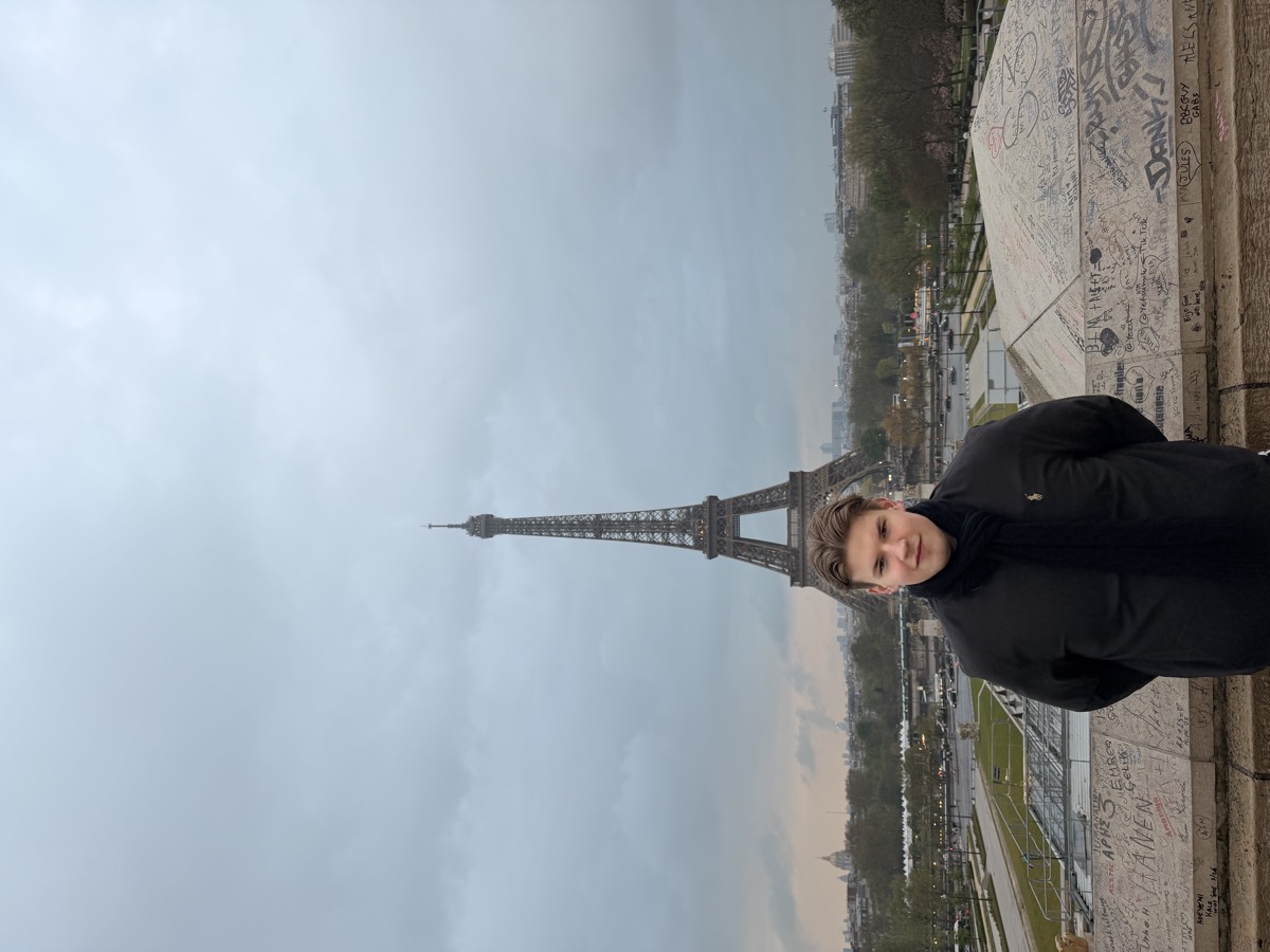 Cedric Matz, Gründer von LAANO, vor dem Eiffelturm in Paris